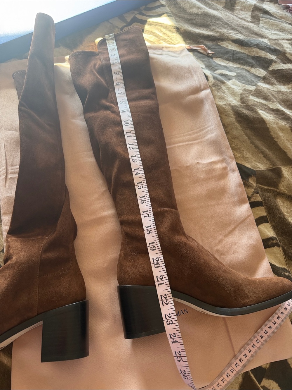 STUAR WEITZMAN
Women's Finn 50/50 Boots
Color: Deep Coffee Suede
SIZE: 8.5 - Picture 10 of 15